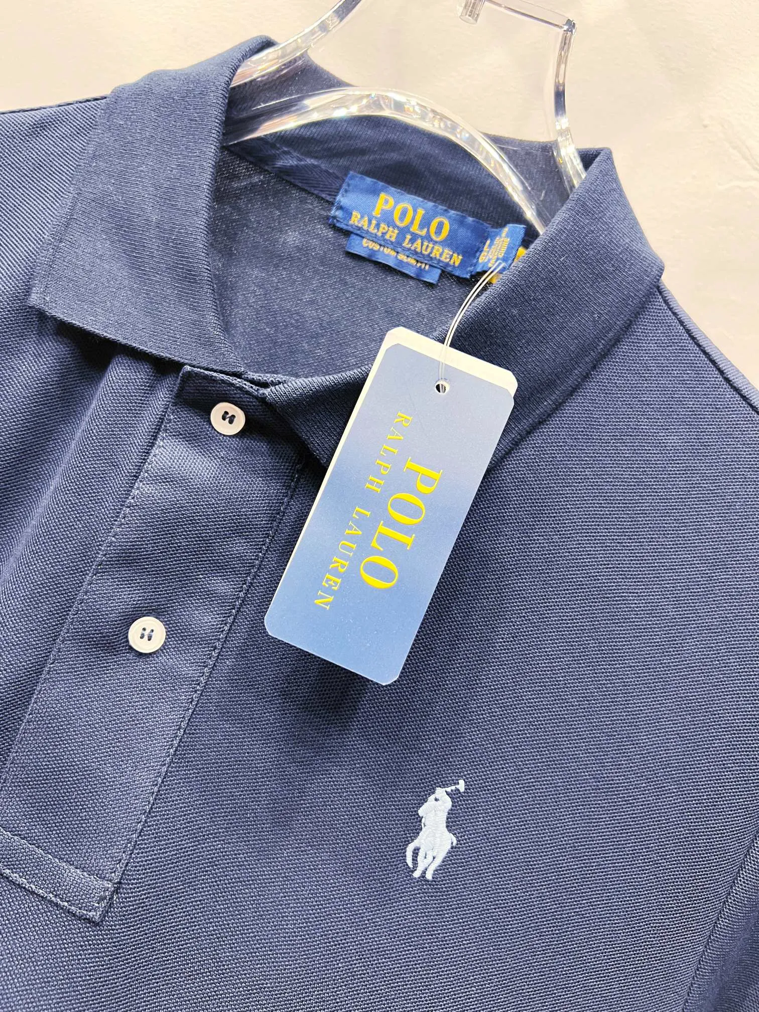 P140 Ralph Lauren Ralph Lauren two-button classic pony embroidered polo shirt short-sleeved T-shirt men's polo This Polo shirt is a timeless "elegant man" in the wardrobe. The dark blue background + classic equestrian embroidery, Ralph Lauren's classic DNA will make your heart beat at a glance! The lapel design has a sense of elegance, and the two white buttons are perfect details. It is refreshing when worn alone, and it is also very elegant when paired with a suit. Color: blue Size: M-XXL